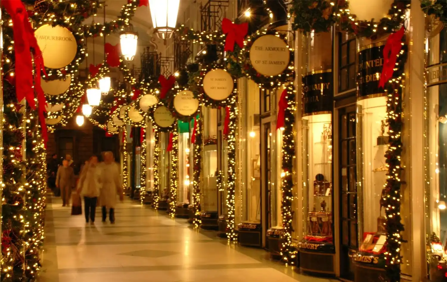 Mastering the Golden Quarter: How Retailers Can Navigate Peak Demand with Scalable IT Solutions